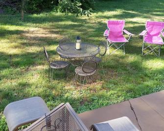 Close to the ocean, within walking distance to Jenness Beach. Sleeps 7 - Rye - Patio