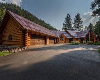Riverfront Lodge On The Blackfoot - Greenough - Building