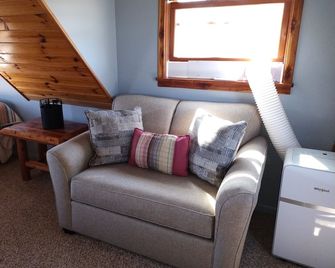 Lakefront Cadillac Cottage on Private Lake - 2BA, Sleep 6-8 - Cadillac - Huiskamer