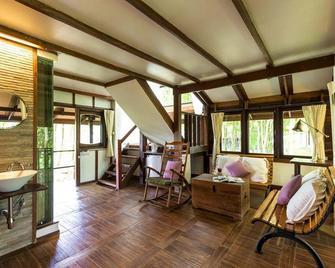 Village Farm & Winery - Ban Patirup Thidin - Wohnzimmer