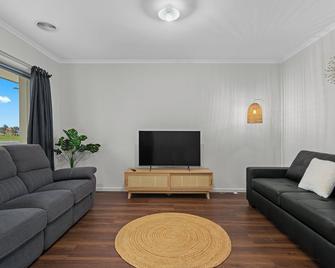 Popular Villa Shepparton - Shepparton - Living room