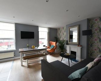 Monopoly Accommodations - London - Living room