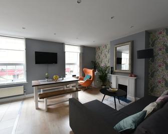 Monopoly Accommodations - London - Living room