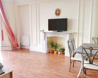 Easy free parking and 5mins ocean and walking around parks or pubs easy - Whitby - Dining room
