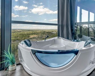 The Retreat on the Hill - Cottonwood Shores