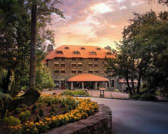 Close by downtown Asheville, the Biltmore Estate, Blue Ridge ParkWay, Arboretum. - Candler - Building