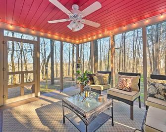 Serene Cabin with Riverfront Views and Access! - Fayetteville - Living room