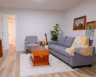 The Vida | Cozy, Pet-Friendly 1-Bed Hideaway - Abbotsford - Wohnzimmer