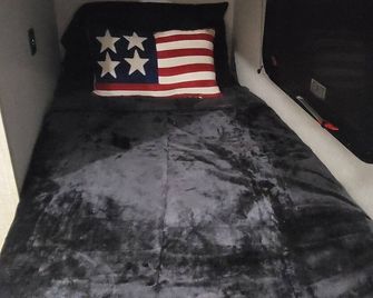 Fully stocked RV w Private Dock/Firepit on Spring River. Walk to Old Town Hardy! - Hardy - Escaleras