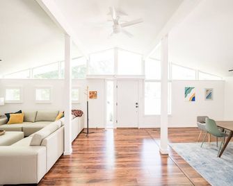 Unique Midcentury Minimalist w/ Natural Light in the Heart of LYH - Lynchburg - Living room