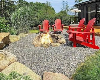 Echo Lake Retreat, Lake of Bays Muskoka Private Beach and Dock, Total Renovation - Lake of Bays - Patio