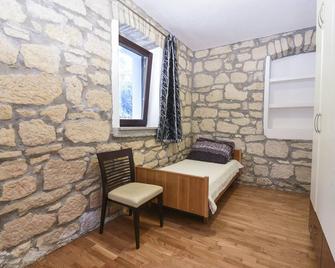 Stone house with 4 bedrooms and beautiful view - Hrvace - Bedroom