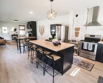 Newly Remodeled Downtown Fort Mill home: 3 Queens - Sleeps 6 - Fort Mill - Dining room