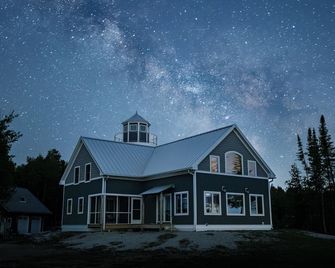 Bois Blanc Island Lighthouse Home. Iconic Sunset Views Of The Mackinac Bridge! - Mackinac Island - Building