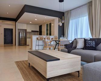 Santubong Suites B Just Like Home Damai - Kuching - Pokój dzienny