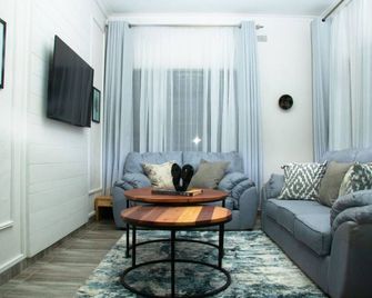 Experience comfort, style, and natural beauty at our cottage in Victoria Falls. - Victoria Falls - Sala de estar