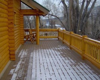 PO Ranch Log Cabin, close to Ski Area, rates subject to change for over 2 people - Salida - Balcony