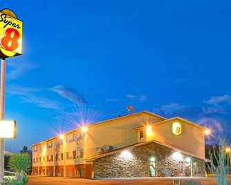 Super 8 by Wyndham Las Cruces University Area - לאס קרוסס - בניין