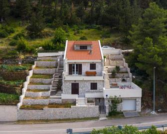 White Stone House - Pučišće - Rakennus