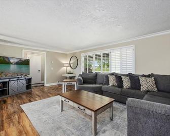 Newly Renovated, Modern Sleeps 21, Newly added AC/Heating units in each bedroom. - Burley - Living room