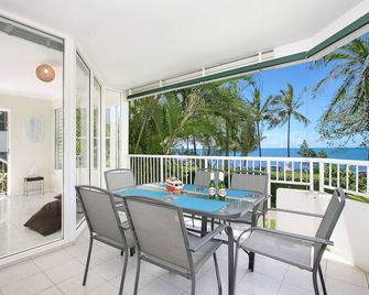 The Beach House 3br Waterfront Apartment, Own Wifi - Trinity Beach - Balcony