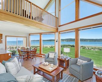 Open Design West Coast Home on 1600 Feet of Private Waterfront - Fanny Bay - Sala de estar