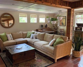 Historic Downtown Sanford Sunshine Cottage with Tree Top Suite! - Sanford - Living room