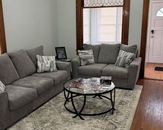 Cozy 2-bedroom home in Alliance - Perfect Base for Exploring Western Nebraska - Alliance - Living room