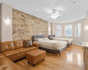 Crown Heights Studio Near Subway + Private backyard - بروكلين