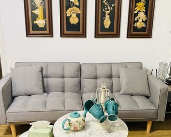 Hilo SunShine Rental.2bds1ba,common swimming pool. - Hilo - Pokój dzienny