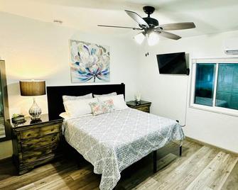 Newly renovated studio apartment in Clearwater. - Clearwater - Quarto