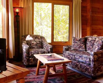 Mica Mountain Lodge &Pine at Mt Robson Provincial Park near Jasper National Park - Tete Jaune Cache - Sala de estar