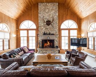 Escape in Rural Vermont! 2 Homes SaunaPool, Hot Tub, Game House Mountain Views. - West Townshend