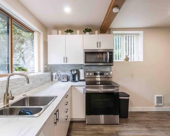 Adorable new studio with free parking and WiFi - Federal Way - Cocina