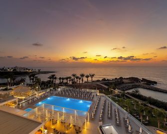 Queens Bay Hotel - פאפוס - בריכה