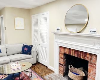 Charming Garden-Level Guest Suite in Heart of Capitol Hill - واشنطن د.ك. - غرفة معيشة
