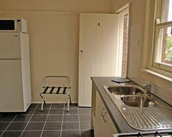 Rockdale Large 2 Bedroom Apartment with Balcony - Brighton Le Sands - Kitchen