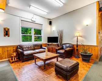 Quaint Muskoka cottage on lakefront - Moorehaven - Dwight - Living room