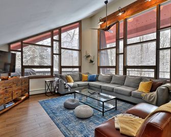 Whitetail Chalet 4 Bedroom Home - 克靈頓 - 客廳