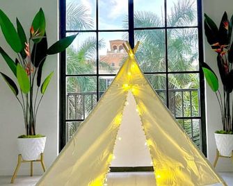 Stylish City Place Wpb Escape King Bed And Den - West Palm Beach