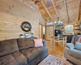 Creek Front Cabin in Pearisburg - Pearisburg - Living room