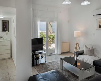 Phaedrus Living Seaview Hilltop Maisonette - Khloraka - Living room