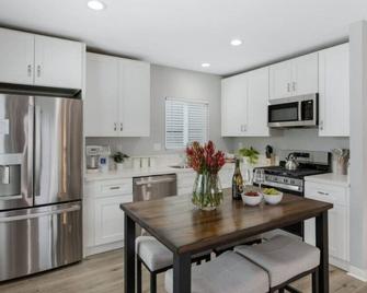 Leyla Pool Spa Min to Downtown Freeways Beaches - San Diego - Kitchen