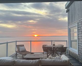 Fundy Bay Beach House 5 Bedroom, Ocean Front, Hot Tub, Theater Room, Fire Pit - Saint John - Balcony