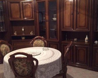 Spacious apartment in the town center a few meters from the Balestrate beach - Balestrate - Sala pranzo