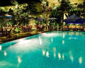 Atsari Hotel - Parapat - Pool