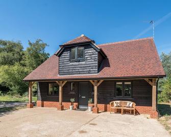 Modern Barn Conversion, Rural Views, near Odiham - Hook - Building