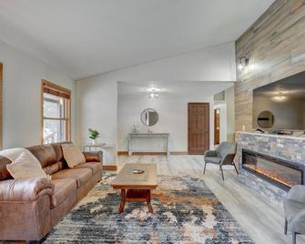 Modern + Spacious Mountain Cabin with XL Hot Tub located in the Rocky Mountains - Bailey - Living room