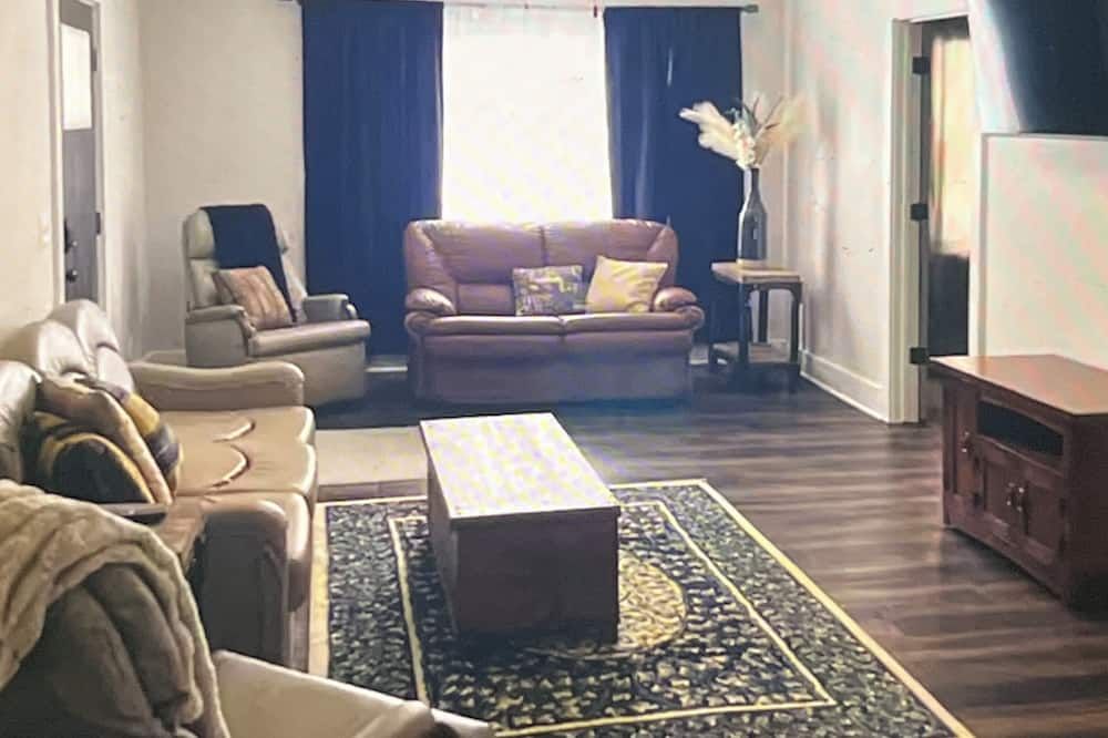 Cherry Street Cottage is a nice 2-bedroom house in Valentine that has it all. - Valentine - Obývací pokoj