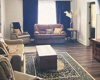 Cherry Street Cottage is a nice 2-bedroom house in Valentine that has it all. - Valentine - Obývací pokoj